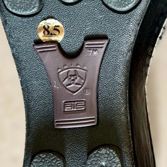 Cowgirl Cute Leather Platform Sandals by Ariat Metal Horseshoe & Lucky Clover - Picture 5 of 10